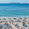 people-guys-girls-swimming-ombrelloni-spiaggia