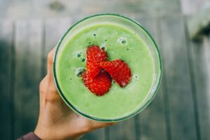 smoothie-avocado-strawberries-fruit, frullato di avocado